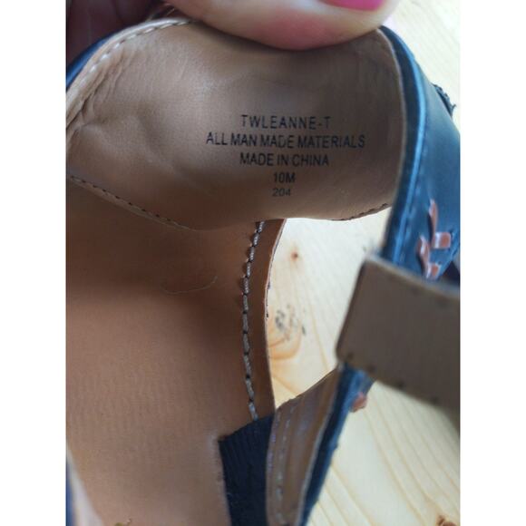 Tommy Hilfiger Women's Size 10M Black Thong Sandals Gold Logo Hardware - Picture 8 of 8